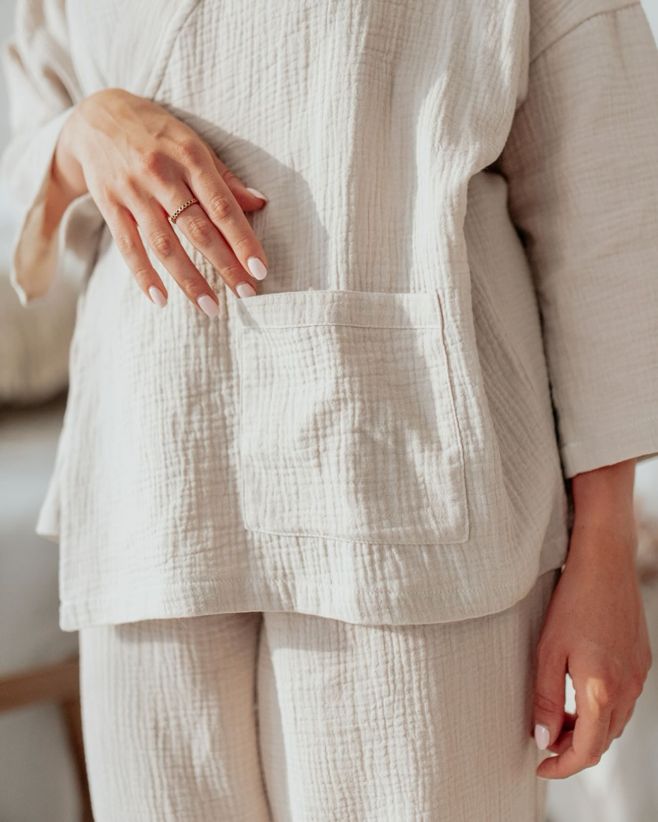 Méně je někdy více✨ Proto by naše mušelínová kimona neměla chybět v žádném kapsulovém šatníku.😍 Kimono je univerzální jak...